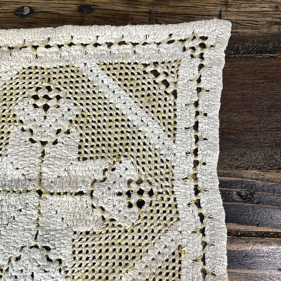 Hardanger doily in cream and gold. Beautiful hand crafted piece vintage - Picture 7 of 17